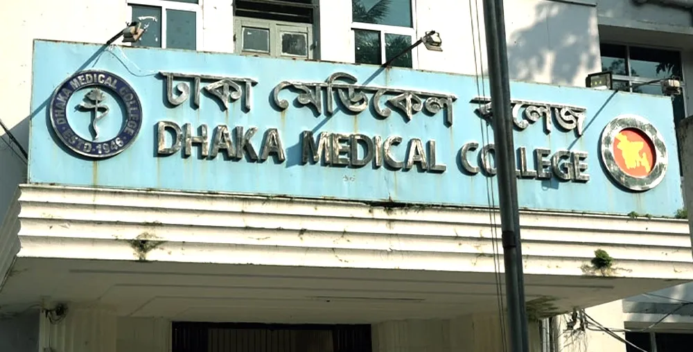 অনির্দিষ্টকালের জন্য বন্ধ ঢাকা মেডিকেল কলেজ, শিক্ষার্থীদের হল ছাড়ার নির্দেশ