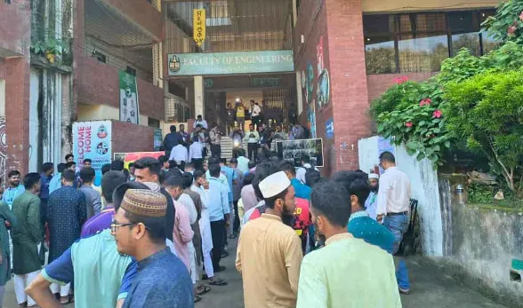 চাকসু নির্বাচনে ভোটগ্রহণ চলছে, সকাল থেকেই ভোটারদের দীর্ঘ সারি