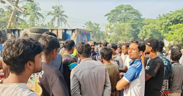 পাবনায় ট্রাকের চাপায় দুই স্কুলশিক্ষার্থী ও ভ্যানচালকের মর্মান্তিক মৃত্যু