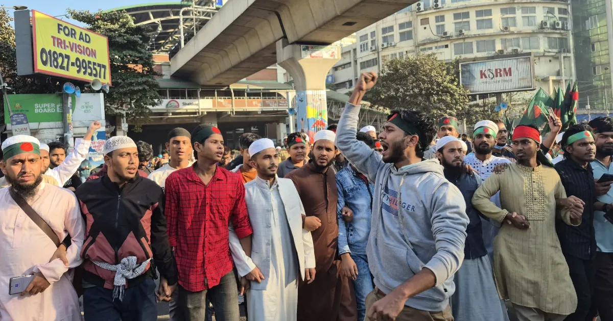 শহীদ শরিফ ওসমান হাদির মৃত্যুতে উত্তাল শাহবাগ, রাজপথে নেমেছে ছাত্র-জনতা
