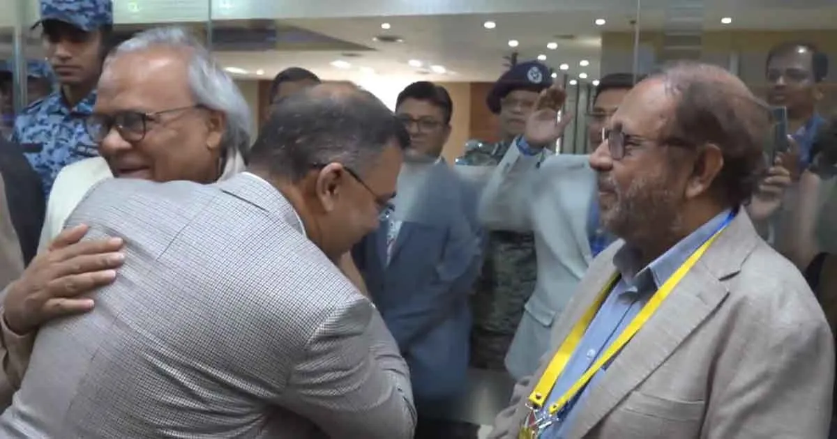 দীর্ঘ ১৬ বছর পর দেশে ফিরলেন তারেক রহমান, বিমানবন্দরে নেতাকর্মীদের উষ্ণ অভ্যর্থনা