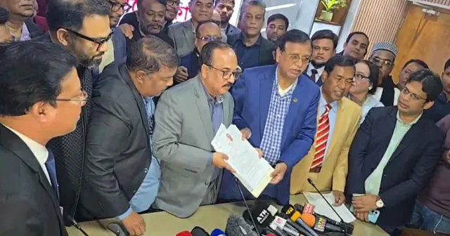 ঢাকা-১৭ আসনে তারেক রহমানের হয়ে বিএনপির মনোনয়নপত্র জমা