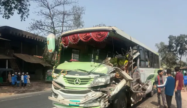 চন্দনাইশে বাস–পিকআপ মুখোমুখি সংঘর্ষ, চালকসহ দুজন আহত