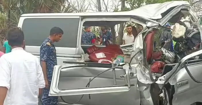 বাগেরহাটের রামপালে বাস-মাইক্রোবাস সংঘর্ষে ১২ জনের প্রাণহানি
