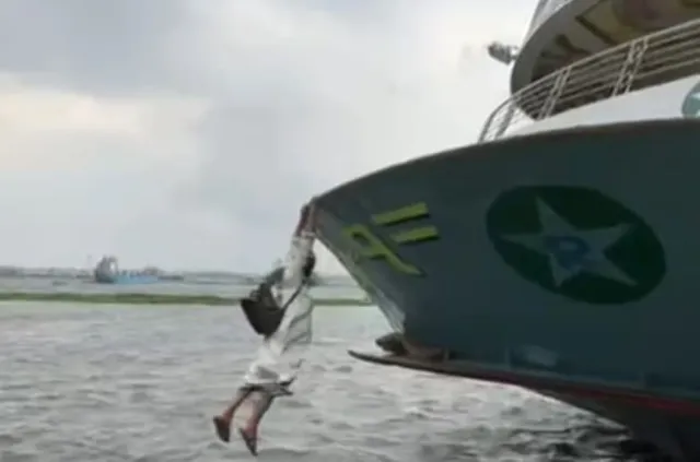 মুন্সিগঞ্জ লঞ্চঘাটে নদীতে পড়ে যাত্রী, দ্রুত উদ্ধার ফায়ার সার্ভিসের