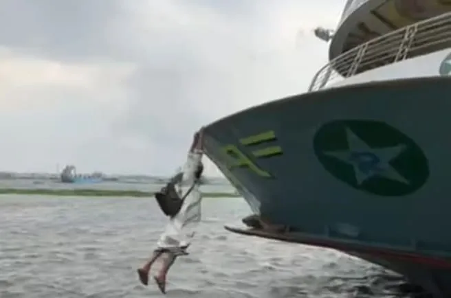 মুন্সিগঞ্জ লঞ্চঘাটে নদীতে পড়ে যাত্রী, দ্রুত উদ্ধার ফায়ার সার্ভিসের