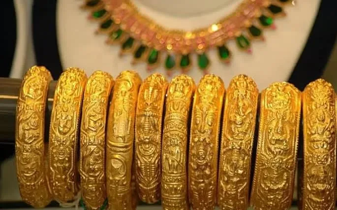 বাংলাদেশে একদিনে রেকর্ড দরপতন: সোনার দাম ভরিতে কমেছে ১৫ হাজার টাকার বেশি