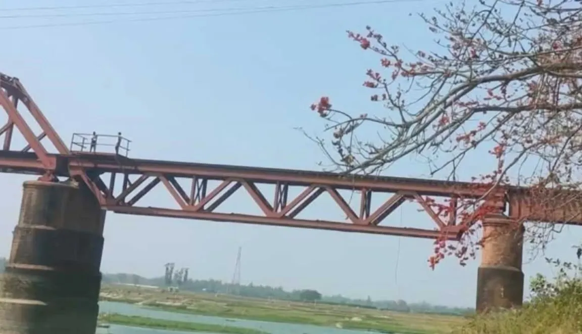 সিরাজগঞ্জে রেলসেতুতে সেলফি তুলতে গিয়ে ট্রেনের ধাক্কায় দুই বন্ধুর মৃত্যু