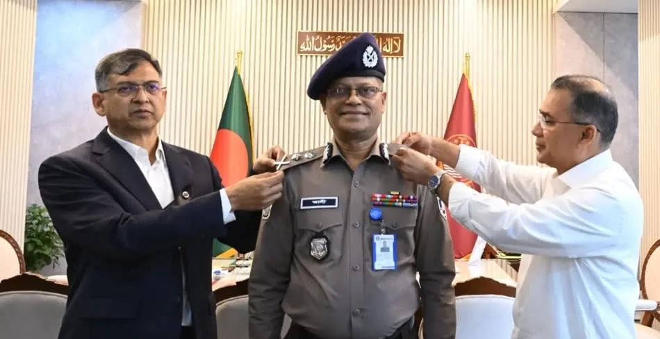 নতুন আইজিপি মো. আলী হোসেন ফকির; র‍্যাঙ্ক ব্যাজ পরালেন প্রধানমন্ত্রী তারেক রহমান