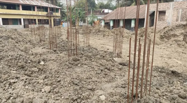 মোরেলগঞ্জে চাঁদার অভিযোগে মাদরাসার ভবন নির্মাণকাজ বন্ধ