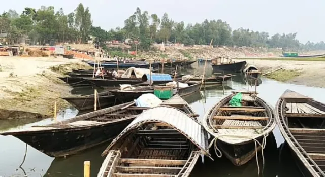 জ্বালানি সংকটে স্থবির যমুনার ঘাট: বিপাকে জামালপুরের চরাঞ্চলবাসী ও নৌকার মাঝিরা