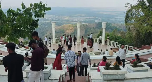ঈদের ছুটিতে পর্যটকে মুখর খাগড়াছড়ি, সাজেকপথে উপচে পড়া ভিড়