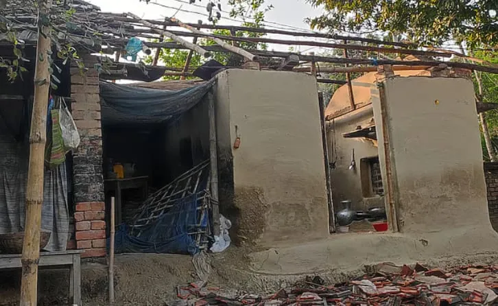 হঠাৎ ভূকম্পনে দুলল সাতক্ষীরা: তালায় ঘরের চাল বিধ্বস্ত